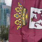 Bandera de León en una protesta leonesista en Madrid.