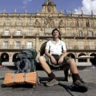 David Nelson, en la plaza Mayor de Salamanca, durante un descanso de su recorrido