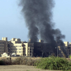 Una columna de humo se eleva sobre el hotel Al-Qasr, sede provisional del Gobierno yemení.