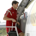 Casillas subiendo al avión que le transportó a Luxemburgo