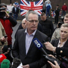 Gerry Kelly, del Sinn Féin, habla a los medios en la comisaría de Antrim, en Belfast, donde ha estado detenido Gerry Adams, este domingo.
