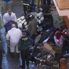 Traslado de uno de los fallecidos en el incendio.