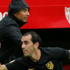 Sampaoli, detrás de Godín, en el partido del pasado domingo en el que el Sevilla derrotó al Atlético.