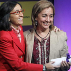 Rosa Aguilar entrega el premio a Marisa Rodríguez.