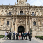 García-Valdés, Emilio Gutiérrez, Ángeles Alarcó, Alicia García, Juan C. Fierro y Pablo Longoria en la fachada de San Marcos