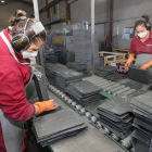 Trabajadoras del sector de la pizarra en el proceso de selección del material en una cantera de la zona de San Pedro de Trones. L. DE LA MATA