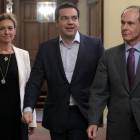 El primer ministro griego, Alexis Tsipras (c), a su llegada ayer a la sede presidencial para participar en una reunión con líderes políticos en Atenas (Grecia).