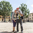 Sylvie y Pascal ayer en la plaza del Grano de León. FERNANDO OTERO