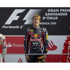 El piloto alemán de la escudería Red Bull de Fórmula Uno, Sebastian Vettel, celebra en el podio la victoria conseguida en el Gran Premio de Italia.