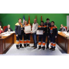 El alcalde, Francisco Castañón, entrega el premio a los voluntarios de Protección Civil.