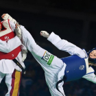 Eva Calvo esquiva un golpe de la galesa Jade Jones, en el combate por el oro