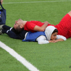 La imagen de Moisés Aguilar ayudando al futbolista rival.