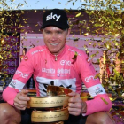Chris Froome posa con el trofeo del Giro en el podio de Roma.