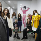 Las diez promesas del diseño de ropa en León posan en la Escuela de Moda Liper. JESÚS F. SALVADORES