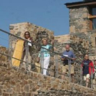 Un grupo de turistas visita el castillo de Ponferrada, el centro que despierta mayor interés.