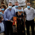 A los reyes les regalaron un cencerro con la bandera de España. BALLESTEROS