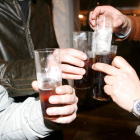 Varios jóvenes brindan duranre un botellón.