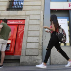 Una oficina del Santander, junto a otra del Popular, en Madrid.
