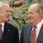 El rey Juan Carlos conversa con el presidente del Consejo de Dirección de Volkswagen, Martin Winterkorn, durante la audiencia de esta tarde.