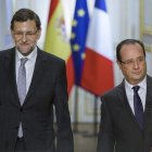 Rajoy y Hollande llegan a una rueda de prensa ayer en el palacio de El Elíseo, en París.