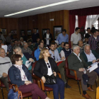 El salón de plenos del Ayuntamiento de Riaño acogió al numeroso público de la subasta. CAMPOS