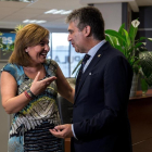 El portavoz del PP en el Senado, Ignacio Cosidó, y la presidenta del PP valenciano, Isabel Boning, este viernes, 10 de agosto, en València. /