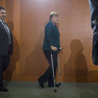 La cancillera alemana, Angela Merkel, y el ministro de Economía, Sigmar Gabriel, a su llegada a la reunión del Gabinete.