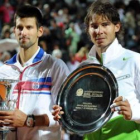 El serbio Novak Djokovic y el español Rafa Nadal posan con sus trofeos tras la victoria del balcánic