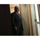 Newt Gingrich abandona el hotel en el que anunció que abandona la campaña republicana, el miércoles, en Arlington (Virginia).
