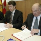 Carlos López Riesco, Alfonso Fernández Mañueco y Manuel Lamelas Viloria, en el Museo de la Radio