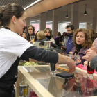 Un momento de la apertura al público el pasado jueves de los gastrobares del mercado de abastos de Ponferrada.