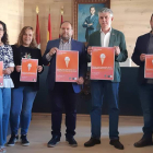 Los responsables municipales y el de la Uned con los carteles del curso. DL