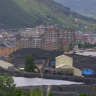 La montaña de carbón de Ponferrada poco antes de ser eliminada, en 2001.
