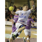 El meta Nacho Biosca, Rodrigo Pérez y Javi García protagonizan las últimas tres renovaciones en el Ademar. marciano/secundino/jesús
