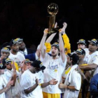 Gasol levanta el trofeo de campeón de la NBA.