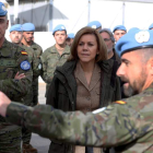 La ministra De Cospedal atiende las explicaciones de un militar español destinado en Líbano. K. HUESCA