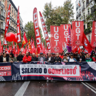 La manifestación convocada ayer por UGT y CCOO recorrió el centro de Madrid. DANIEL GONZALEZ