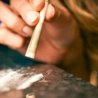 Un consumidor de cocaína esnifa la droga.