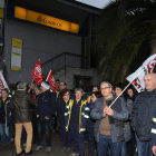 Los carteros se concentraron ayer a las 9.00 horas frente a la sede de Correos en la calle General Vives de Ponferrada.