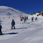 Inauguración del circuito infantil ‘El Cuélebre’, en Valle Laciana-Leitariegos, una actividad pedagógica diseñada para fomentar el aprendizaje del esquí mediante el juego. DIPUTACIÓN
