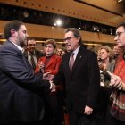 El líder de ERC, Junqueras, saluda al presidente Mas, tras la conferencia del primero.