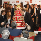 Antonio Asensio Mosbah (derecha), Gemma Mendual y Joan Vehils soplan las velas del pastel de aniversario.