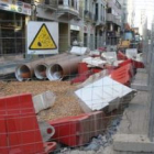 El Ayuntamiento aún no ha levantado la restricción de circular por la calle Padre Isla. Las obras pe