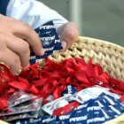 Lazos rojos y preservativos en el Día Mundial de la Lucha contra el Sida. LUIS TEJIDO