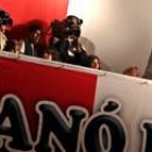 Alan García celebra su victoria electoral desde el balcón de su oficina de campaña en Lima