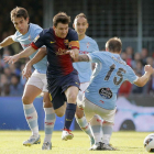 Messi lucha por el balón ante el defensa noruego Demidov y el centrocampista Borja Oubiña.