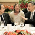 Zapatero escucha a Lee Hsien Loong, primer ministro de Singapur, durante la cena del miércoles.