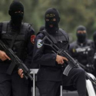 Policía hondureña vigila la Corte Suprema de Justicia en Tegucigalpa.