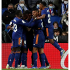 Los jugadores del Real Madrid celebran el segundo gol ante la Real Sociedad. ETXEZARRETA