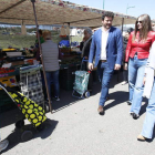 La consejera, a la derecha, junto a Ester Muñoz y Manuel García. RAMIRO